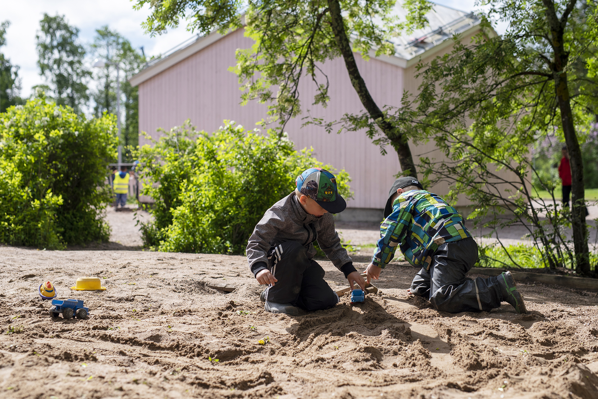 Lapset leikkivät hiekkalaatikolla